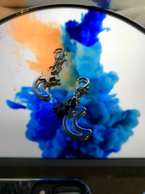 bild med blåmolning bakgrund som har ett smycke av måne med stjärna